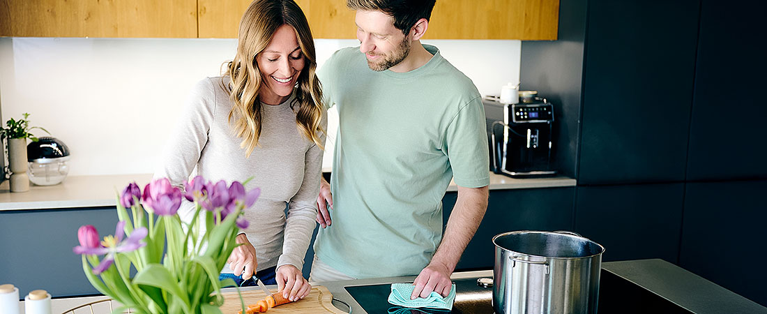 Huishoudelijke taken als team: volgens een onderzoek is een eerlijke verdeling positief voor de relatie (foto: proWIN)