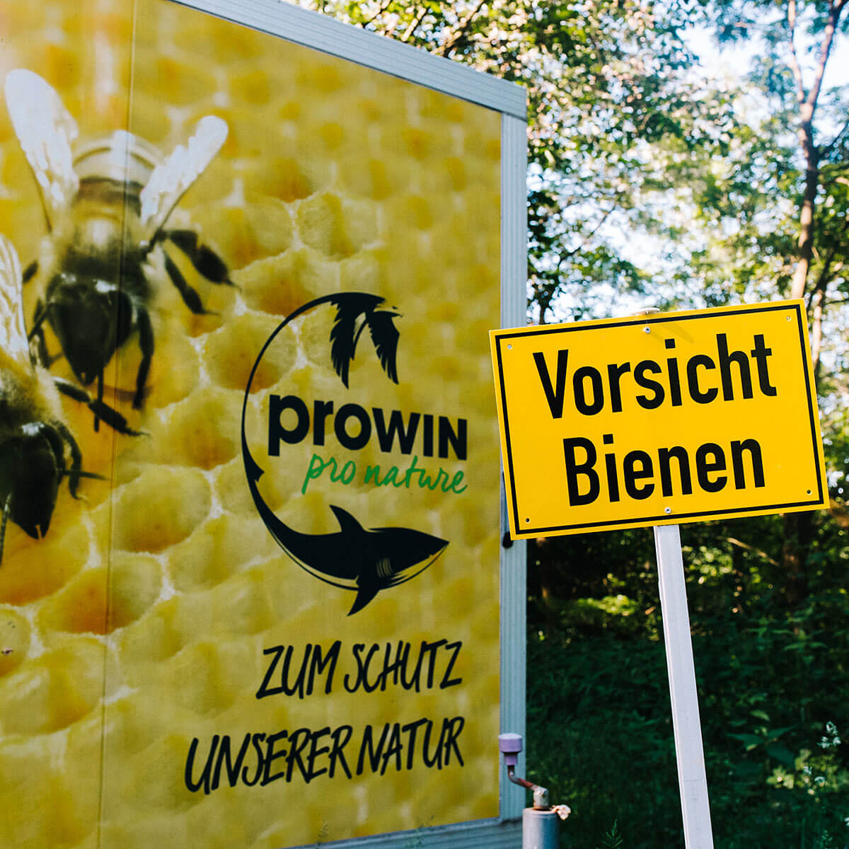 Bord met opschrift “Let op bijen” en pro nature bijenwagen