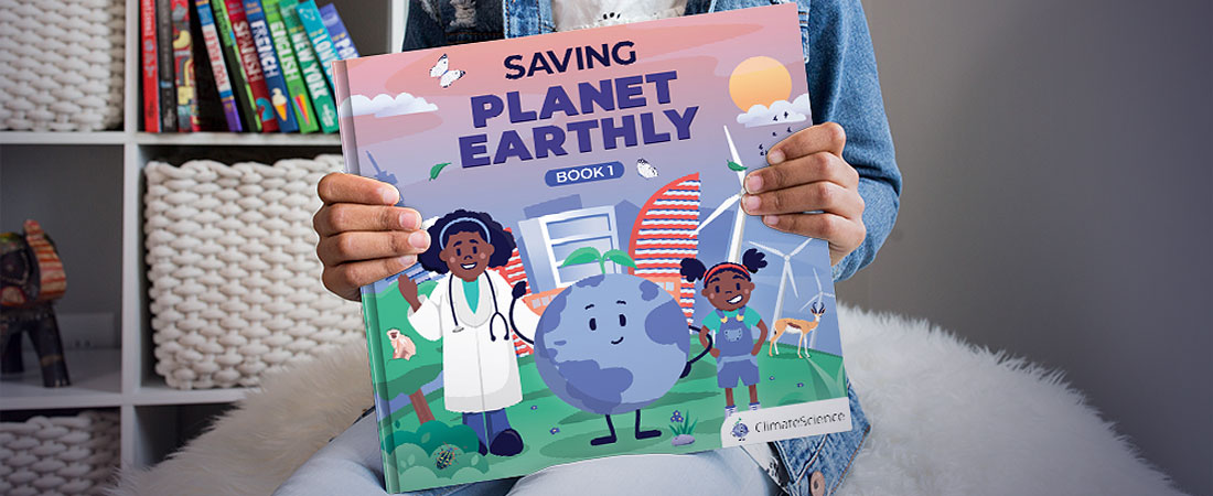Zittend kind houdt het boek "Saving Planet Earthly - Book 1" vast